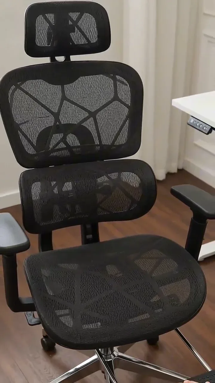 Cadeira ergonômica BT07 preta com encosto em malha respirável, apoio de cabeça ajustável e base cromada