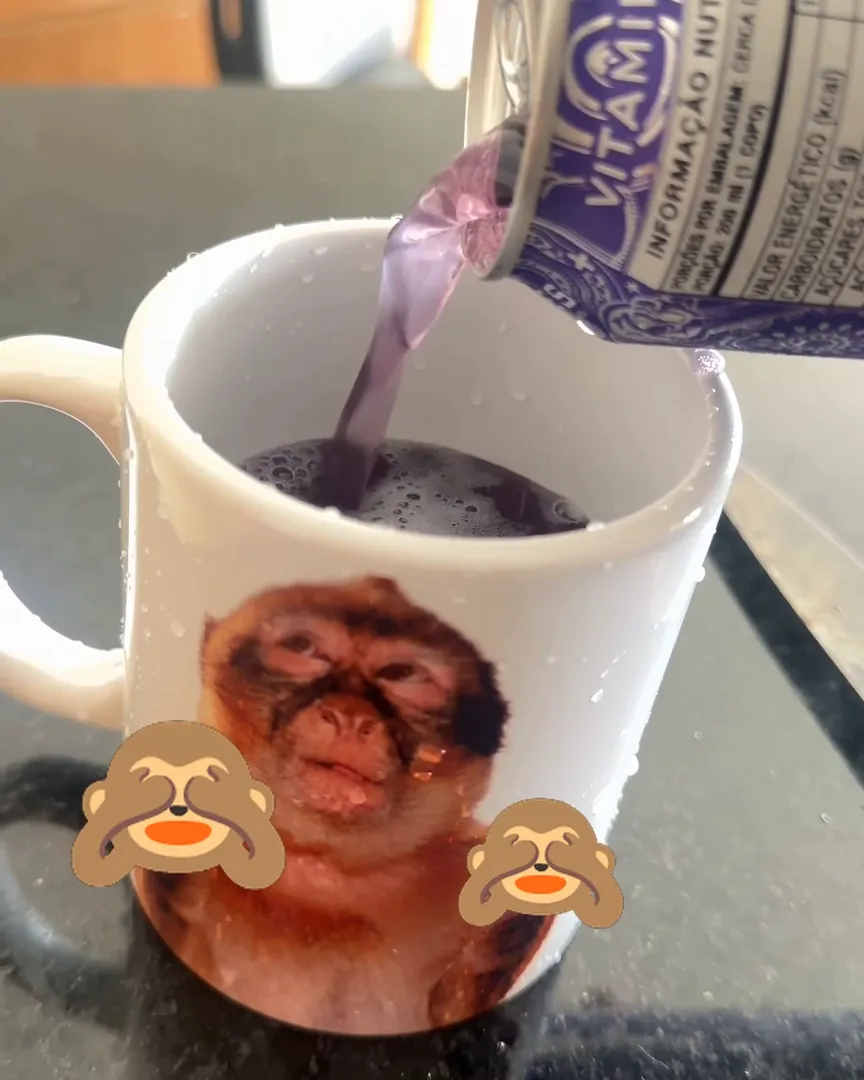 Caneca de meme do macaco cheia, mostrando a estampa nítida depois de lavada